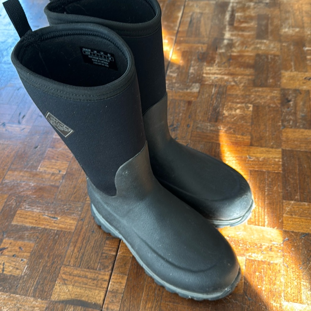 Kids winter boots size 4.